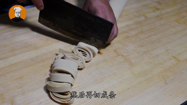 豆腐皮别炒菜吃了，教你好吃新做法，我家1周吃3次，次次都光盘