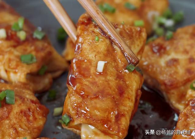 莲藕搭配肉末，用豆皮简单一裹，鲜香味美又解馋，家中孩子特爱吃