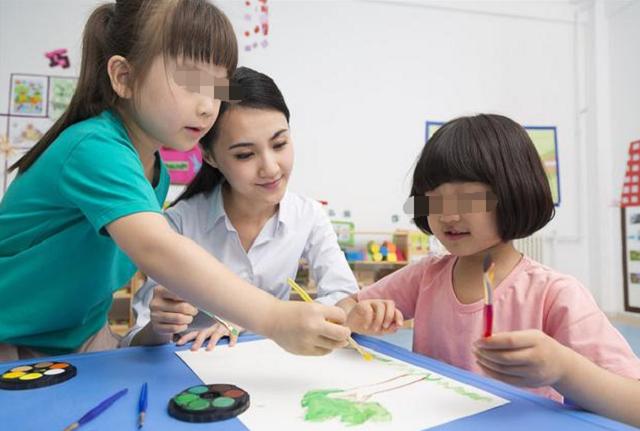 「超级宝妈」幼儿园老师怀孕，家长提议送车遭怒怼：你咋不送别墅呢，马屁精