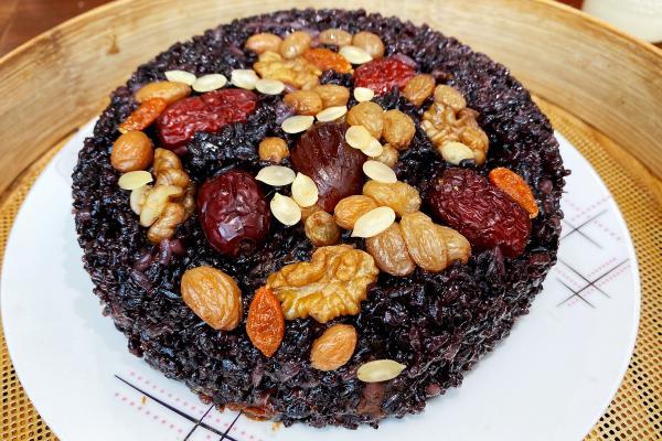 八宝饭|有的靠“秒杀”，有的日销2万只……上海最热门的八宝饭为什么好吃？