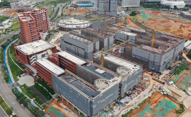 建设升级知识城广州实验中学初中教学楼全面封顶