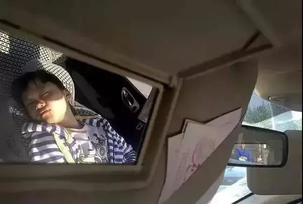 [暖先生格调]初三生父亲晒出女儿中考图，看哭万人： 孩子，读书虽苦，却是最容易的那条！