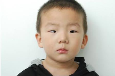 你的育儿经|孩子视力受损,多半是读不懂眼睛想“休息”的信号,家长要重视