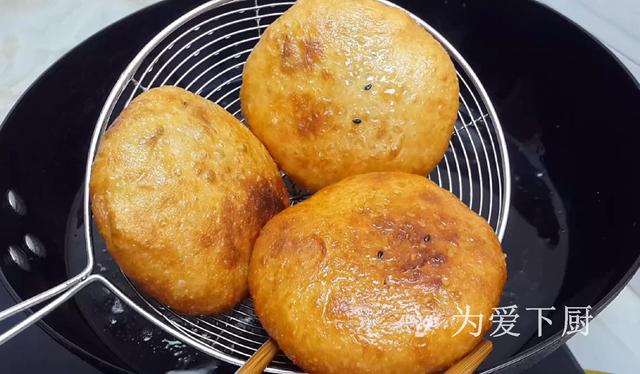 在家面粉别炸油条了，开水一烫，比蛋糕烧饼还香，真的非常美味