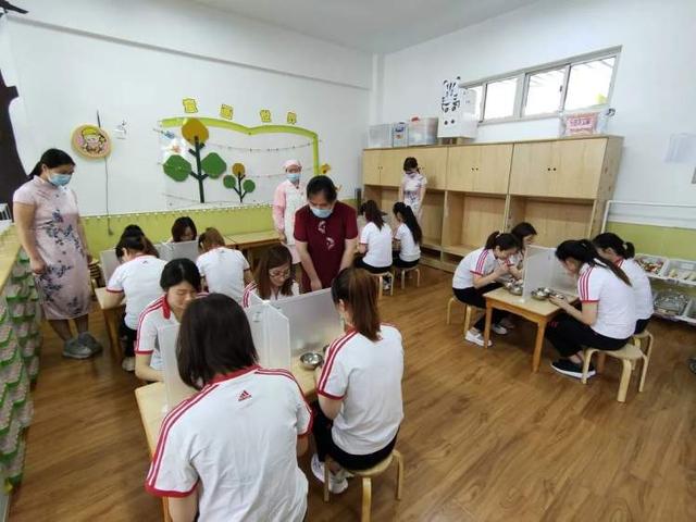 超级宝妈|透明隔离板用餐 错向而睡，幼儿园开学在即 为幼儿筑起一道坚固的“防护墙”
