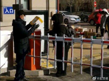 光明网■“快递新规”出台后，记者走访哈尔滨多个小区