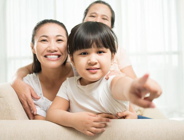 [超级宝妈]“爸爸妈妈昨晚玩叠罗汉”，3岁孩子说出的话，妈妈听后满脸尴尬