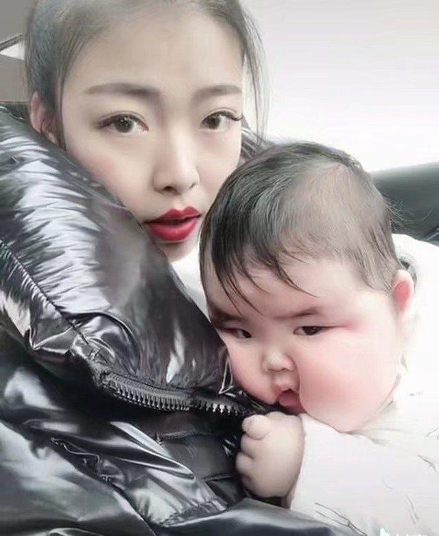 「你的育儿经」宝妈吐槽自家宝宝的脸型全网少见晒照片后，网友：脸是单独喂的吧