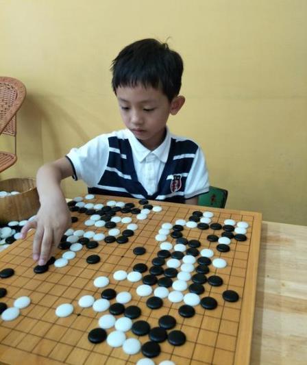 家庭教育影响重大，想让孩子有出息，这4点家长不可不知