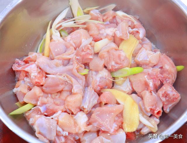 川菜冷吃兔，大厨教你腌制时只加这3味料，像吃“活兔”一样鲜