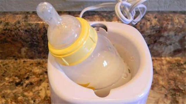 超级宝妈▲攒20袋母乳送闺蜜，宝妈却转身扔进垃圾桶：喝奶粉也不会让孩子喝
