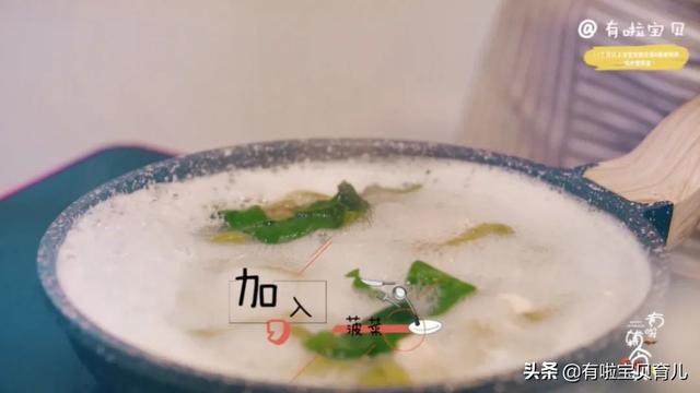 『你的育儿经』「鸡丝菠菜面」鲜嫩可口，富含维生素和纤维素，宝宝根本停不下来