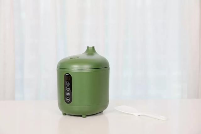 这个0.8L的迷你电饭煲，竟煮饭、煮粥、煲汤、蒸菜样样精通