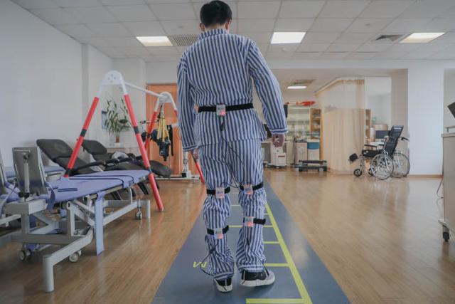 帕金森病|66岁大伯感叹：胳膊腿终于听使唤了！邵逸夫医院成立帕金森病一站式专病管理中心