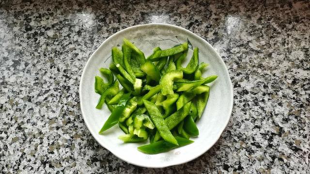 家常小炒豆芽菜炒蛋，以前在农家庄吃过一次，一直对它恋恋不忘