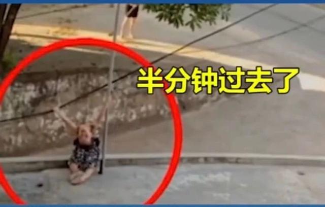 你的育儿经|小女孩路边玩耍，突然僵住不动，半分钟后才被发现恐怖全程被拍