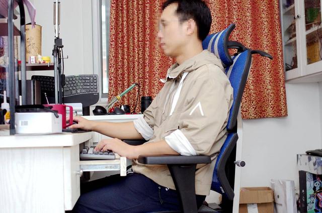 定制级别的舒适感，我添置了享耀家X5办公电脑椅