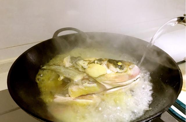 小雪后，白萝卜和它是绝配，焖15分钟就好，应季而食温暖过冬