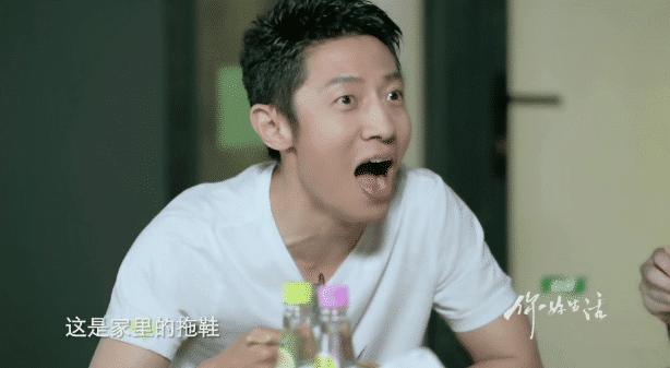 中外育儿观念差异有多大？看撒贝宁夫妻就知道，孩子啃拖鞋都不管