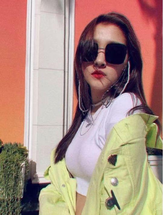 故事没我|鞠婧祎和关晓彤，相差13cm，同穿牛油果绿造型，输了身高不输气质