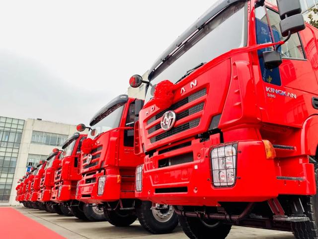 红岩|交付100辆 再签200辆 上汽红岩开年首笔出口大单落定非洲