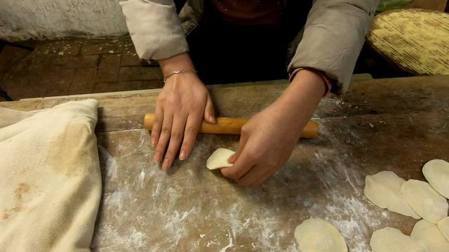煮饺子时，不要水开就下锅煮！多加1步，饺子不粘锅不破皮