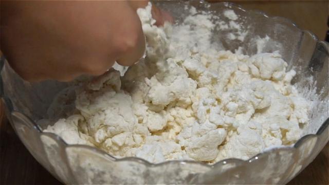 萝卜馅饼家常做法，皮薄馅大，味道鲜美，一家人都爱吃，太香了