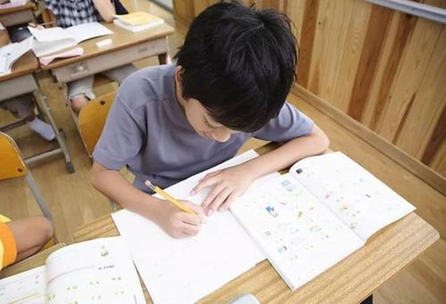 「超级宝妈」“我家娃带着很省心”，家长别高兴太早，长大很难有出息