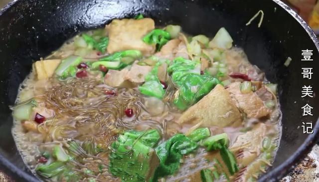 白菜别再直接炒了，加1块豆腐，比吃肉还过瘾，上桌连汤汁都不剩