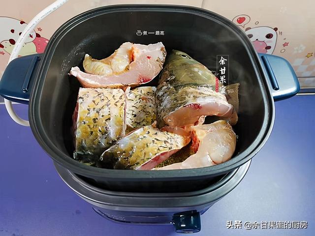 红烧鱼块，加了番茄和杏鲍菇，咸鲜味美的下饭菜，全家爱