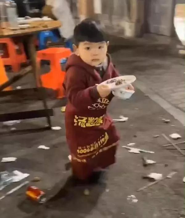 暖栀|“12岁男孩一天3次母乳”“母亲下跪求儿子上学”：纵子如杀子，溺爱不是爱