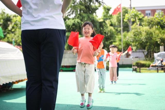 上观新闻|入园摘下口罩，设立临时隔离教室，上海最小一批学生返校复学……