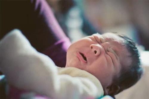 超级宝妈:“妈,你回老家去吧!”孙子只喝奶奶兑的奶,爸爸偷尝一口后赶人