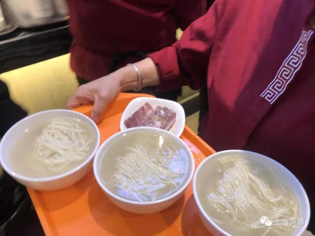 价格|鲜鲜鲜！老半斋刀鱼汁面上市！馄饨芯子也卖爆了