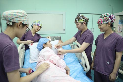 超级宝妈@“生产时，被人围观着拉便便”生过孩子的妈妈，没一个能笑着看完