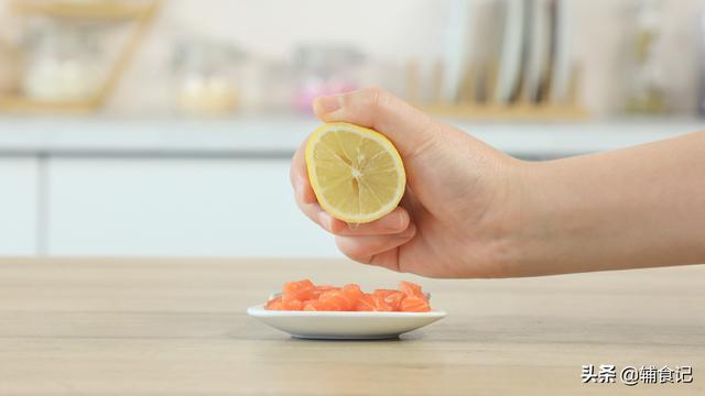 【超级宝妈】宝宝这样做，就证明他想吃辅食啦，赶紧收藏起来