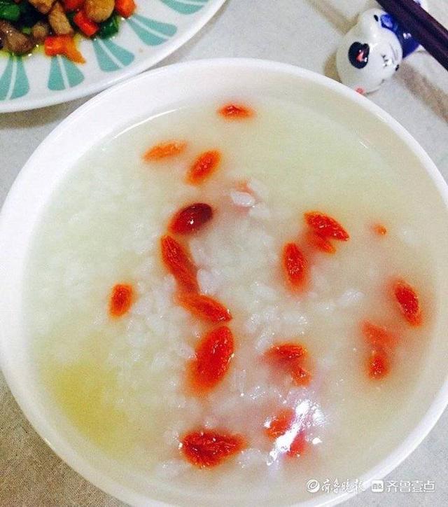 简单易学！壹粉教你6步做雪梨枸杞粥，清心润肺又好喝