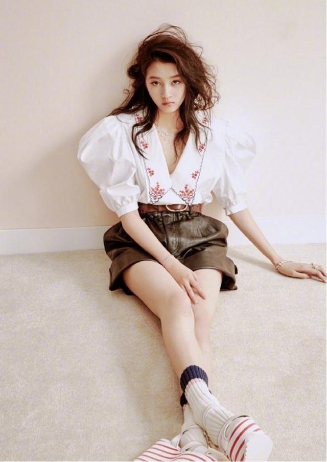 最时尚娃娃领穿搭来袭，谭松韵穿起来就像个洋娃娃，鞠婧祎却更胜一筹