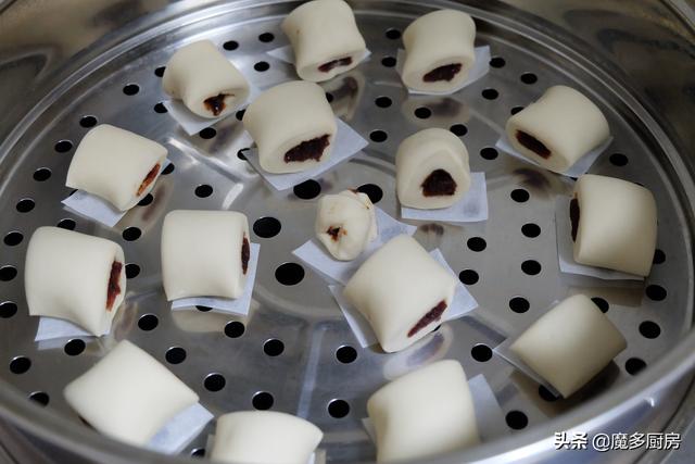 用豆沙和面粉蒸一盘豆沙卷，早餐吃它最美味，一口一个又香又甜