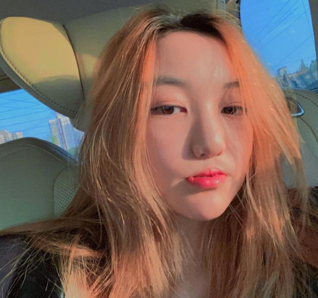 冷无情|14岁李嫣染发穿西装逛街，我只留意身后的李亚鹏，父爱是装不出的