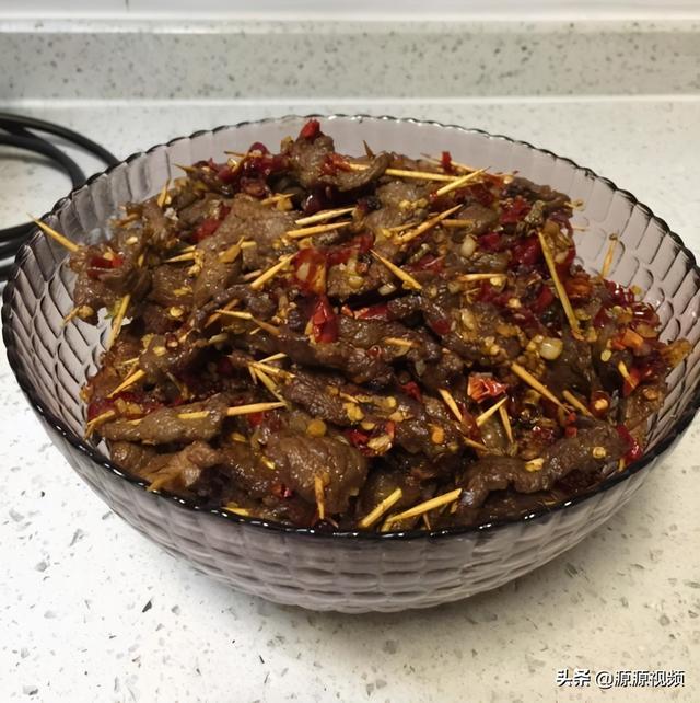 精选美食：彩椒炒鸡丁、肉末炒豆腐泡、孜然牙签牛肉、荷塘小炒