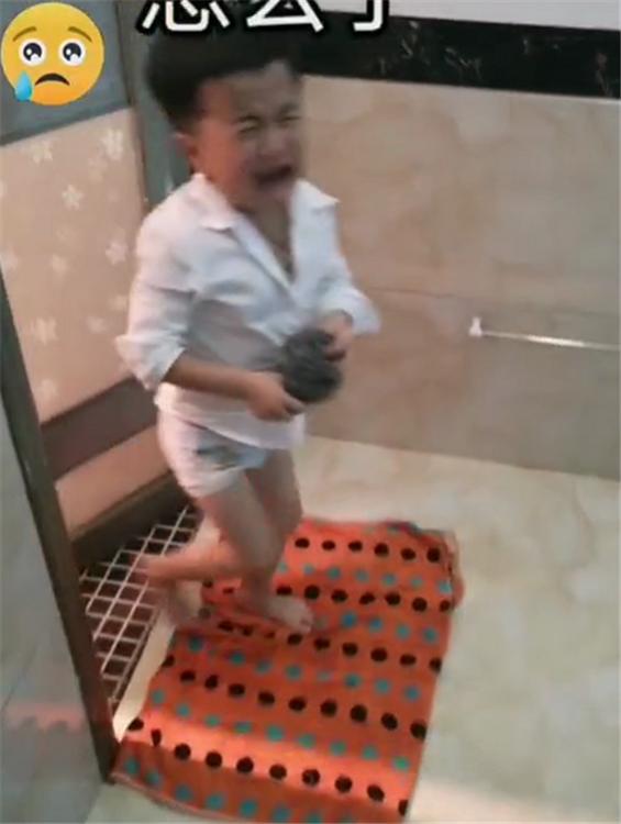 你的育儿经■萌娃想帮爸爸搓澡，宝爸看清孩子手中的工具后，直接摇头拒绝