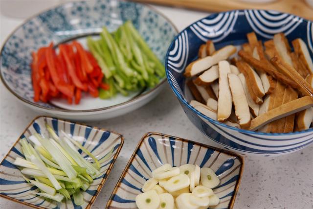 炒豆干，直接炒不容易入味，教你正确做法，豆干柔软好吃有滋味