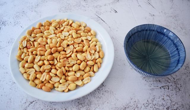 自己做的花生酱吃起来才放心，没有添加剂，用途多多，好吃健康