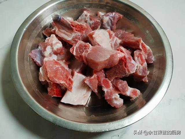 芋头炖排骨，咸鲜软糯，有肉有粗粮，做法也简单