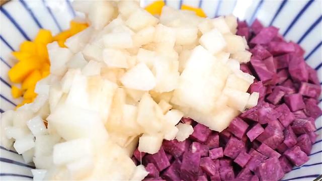 早餐试试这样做，不用揉不用擀，筷子搅一搅，出锅香甜松软，真香