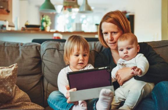 「你的育儿经」为什么二胎家庭,老二都精得像个“猴子”,看完这3点一目了然