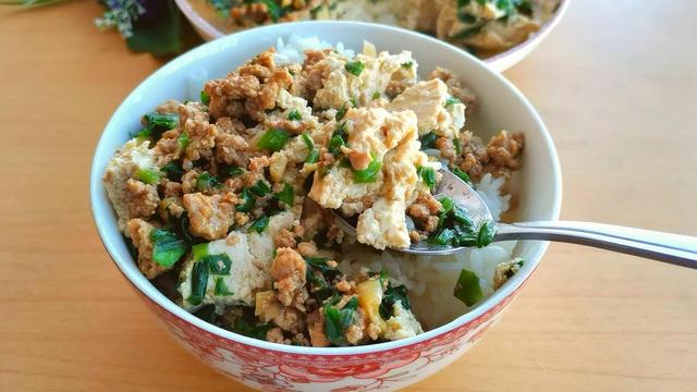 韭菜肉末豆腐羹，松软鲜嫩，真好吃，健脾和胃，老少皆宜的家常菜