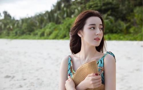 迪丽热巴新造型，戴蛇形吊坠，穿高开叉长裙，网友：美到我窒息|9号放映厅