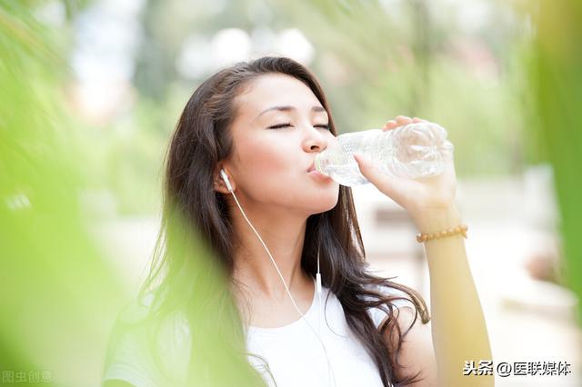 一杯水也能加重心脏病？这4种喝水方式，心脏不好的别试了